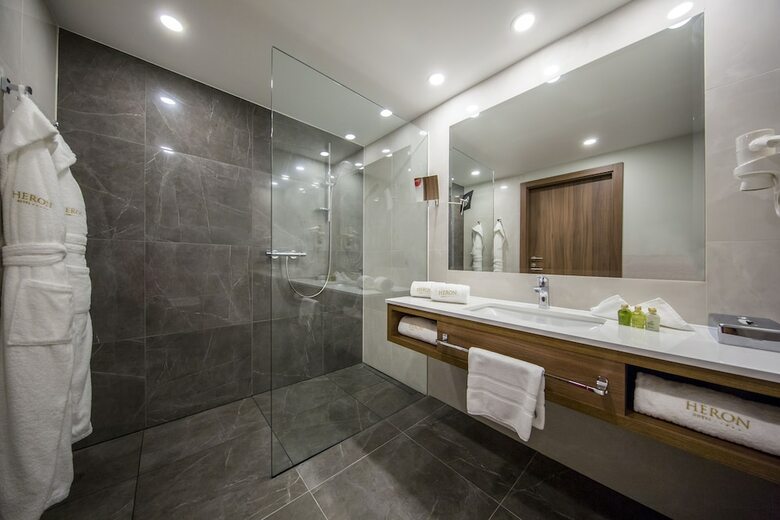 Heron Live Hotel