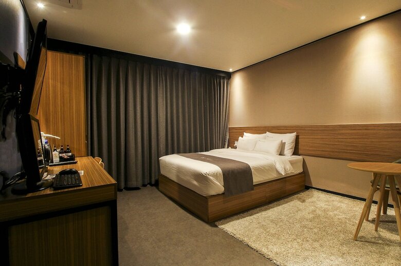 Hotel The May