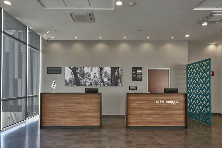 Hotel City Express La Raza