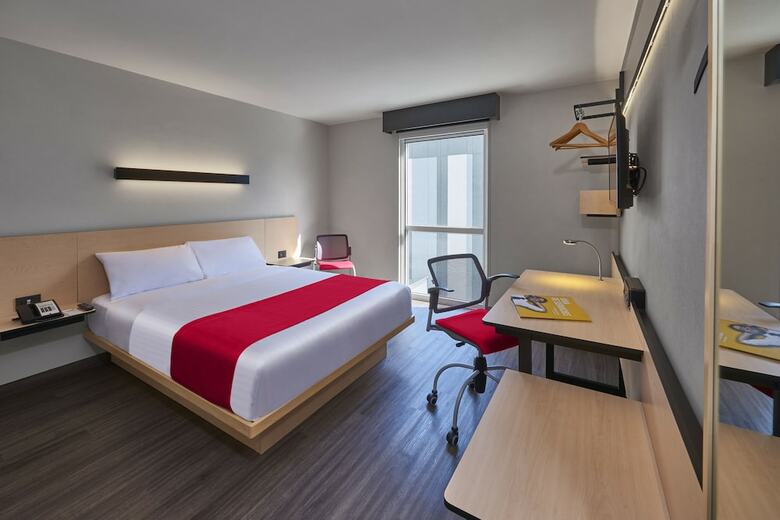 Hotel City Express La Raza