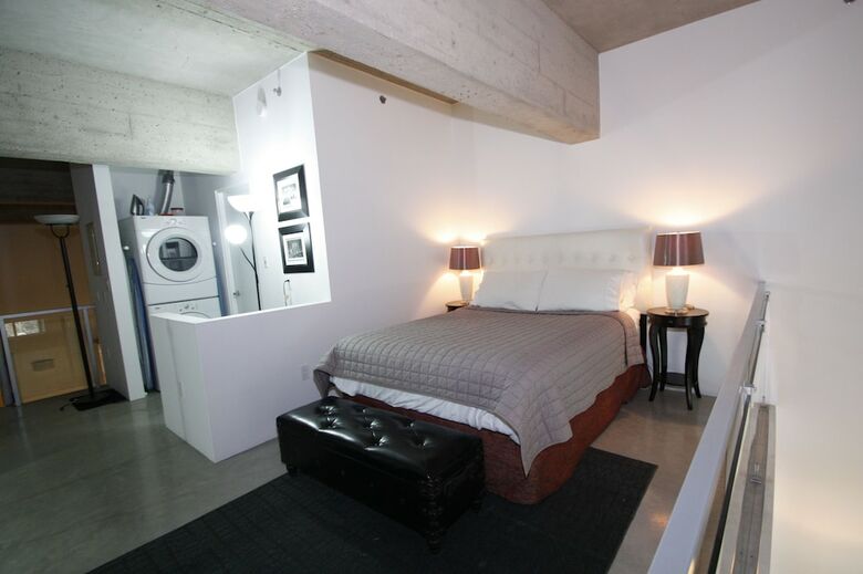 Downtown Loft Style Condo Heated Parking