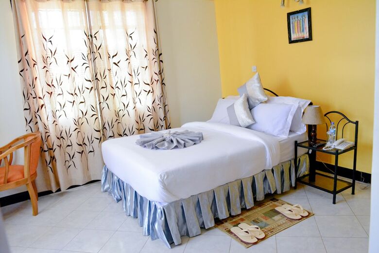 Hotel Crest Safari Lodge