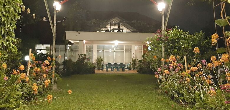 Villa Vila Bunga Merah Gelatik