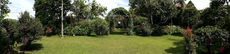 Villa Vila Bunga Merah Gelatik