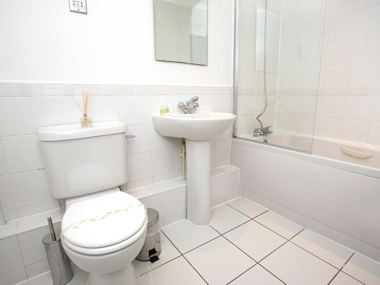 Celador Apartments - Riverside House Serviced Apartments