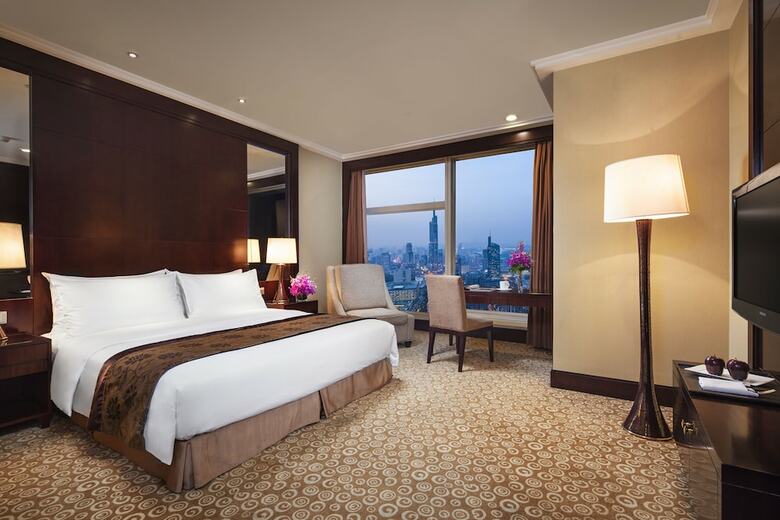 Golden Eagle Summit Hotel (downtown)