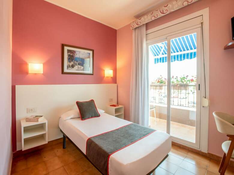 Pension Oyo Hostal Casa Feliu