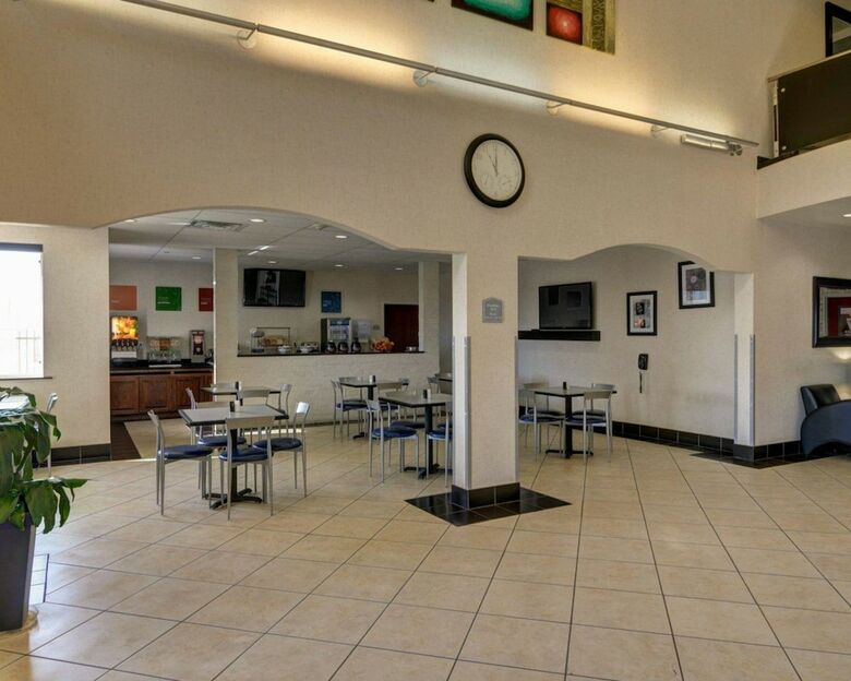 Hotel Comfort Inn & Suites