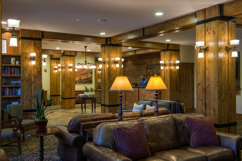 Posada Lodge At Mountaineer Square