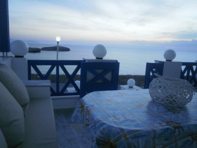 Blue And White Studios & Apartments