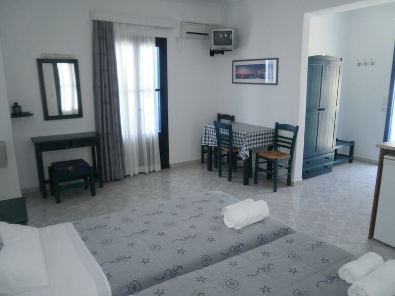 Blue And White Studios & Apartments