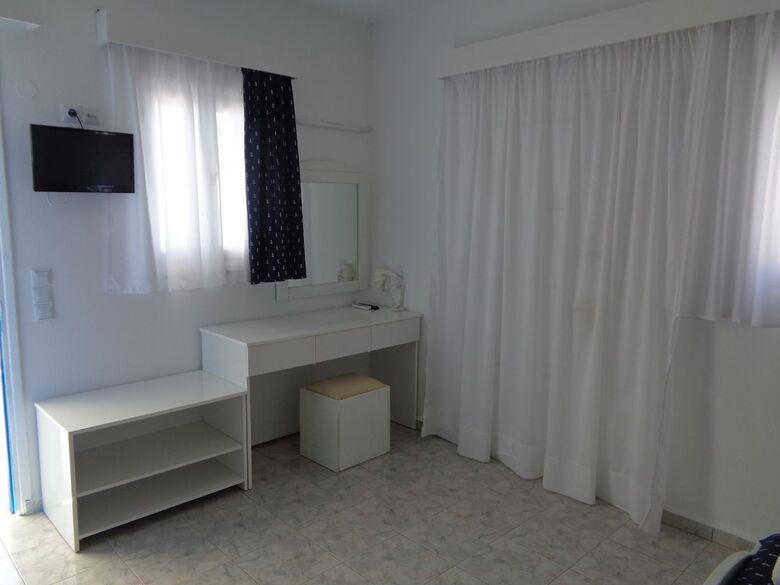 Blue And White Studios & Apartments