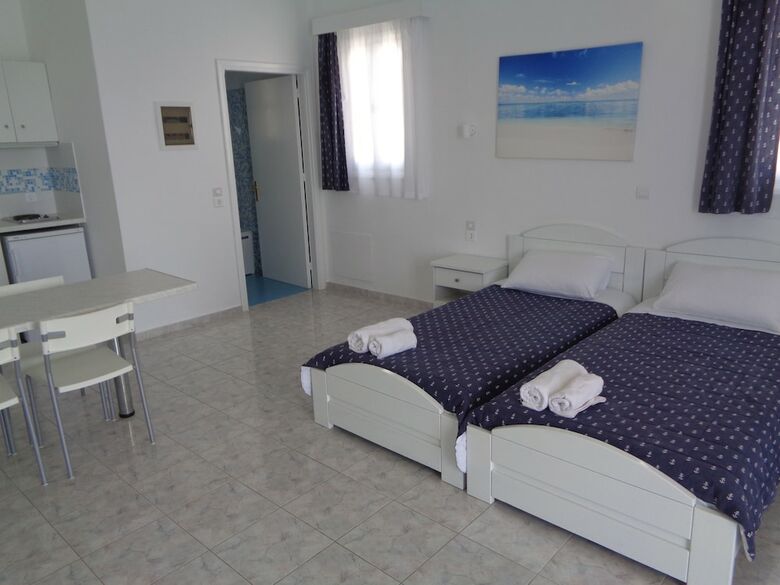 Blue And White Studios & Apartments