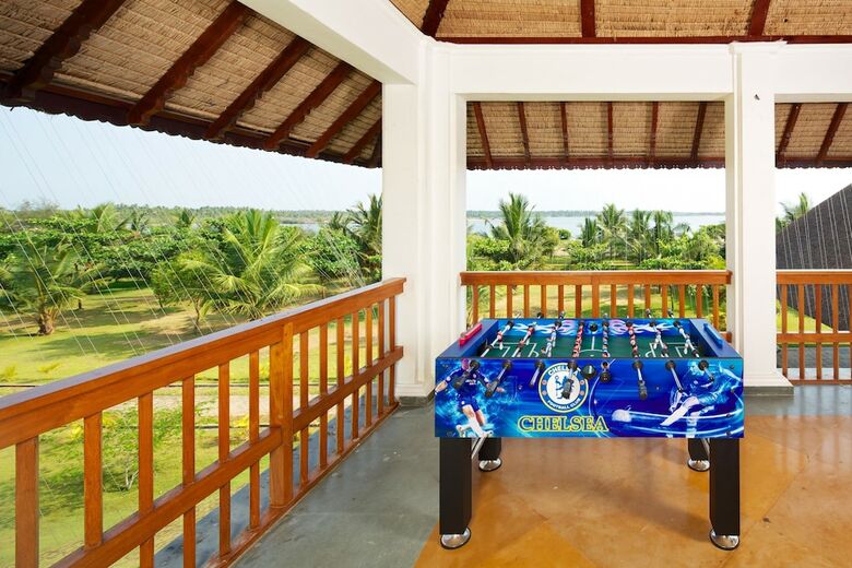 Hotel Le Pondy Beach & Lake Resort