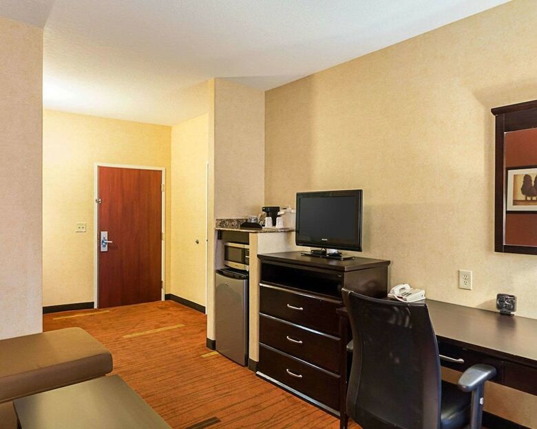 Hotel Comfort Suites Airport