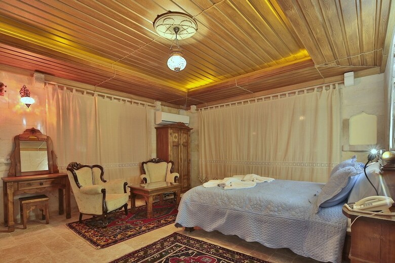 Hotel Shoestring Stone House