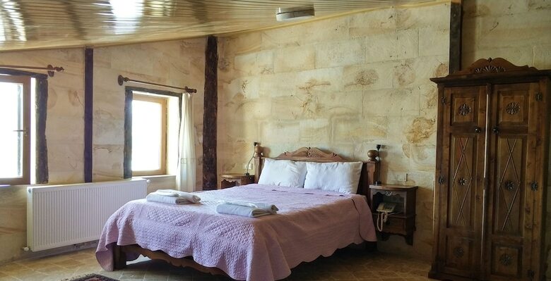 Hotel Shoestring Stone House