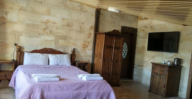 Hotel Shoestring Stone House