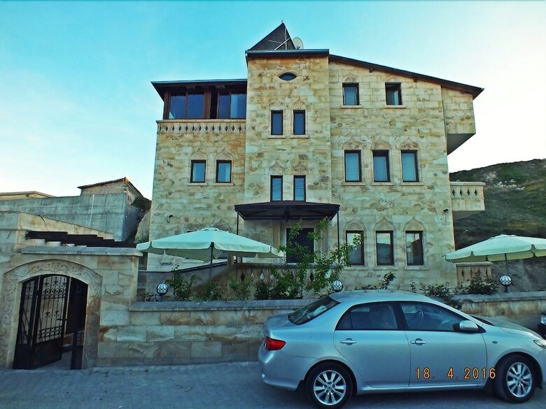 Hotel Shoestring Stone House