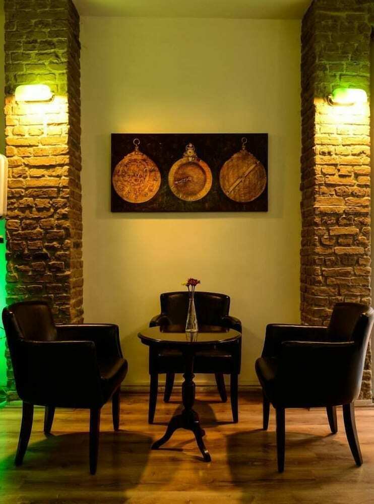 Lancelot Hotel