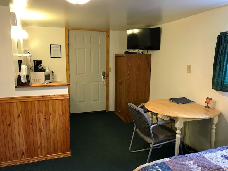 Tenderfoot Cabins & Motel