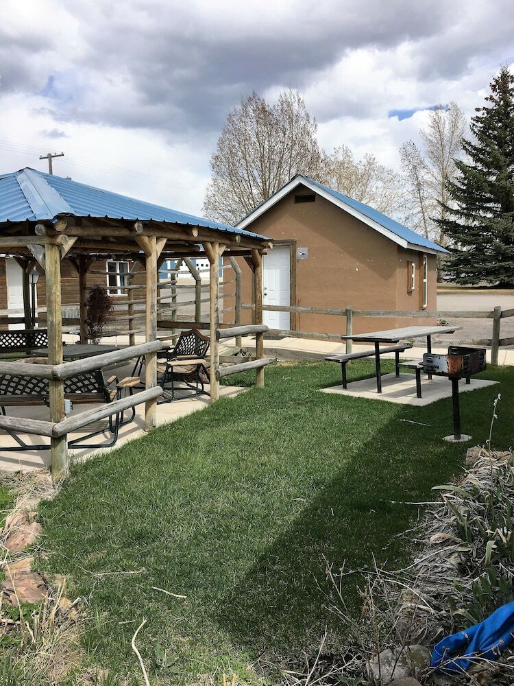 Tenderfoot Cabins & Motel