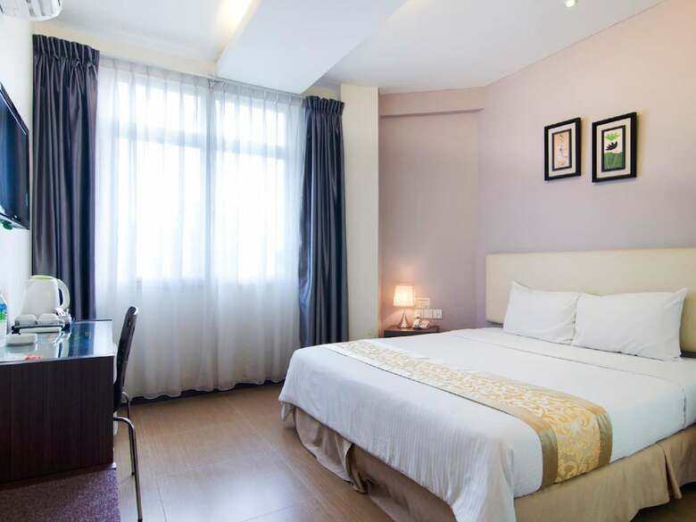 8 Days Boutique Hotel @ Mount Austin Jb