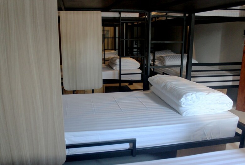 Hostal Phuket Marine Poshtel