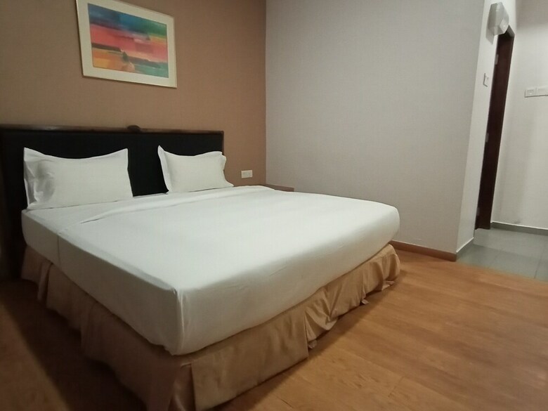 Oyo 89915 East Mount Hotel