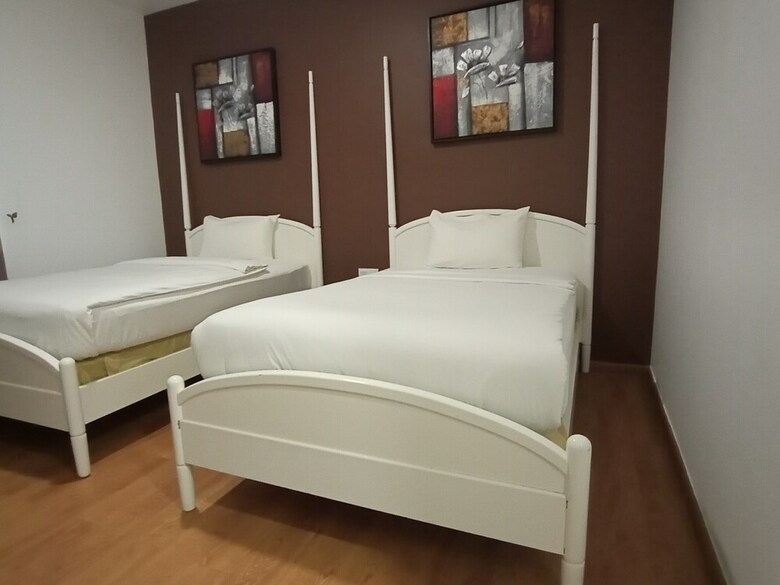 Oyo 89915 East Mount Hotel