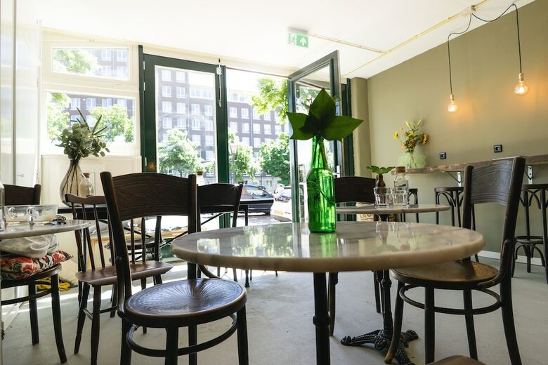 Hostal The Golden Stork - Hostel