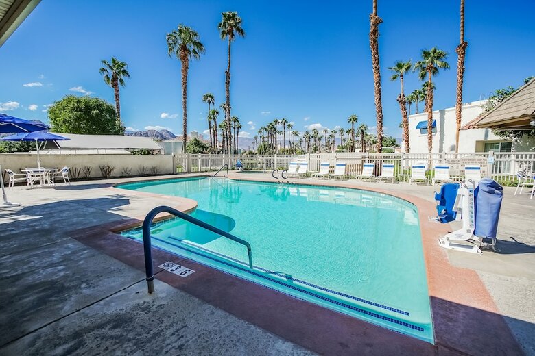 Hotel Desert Breezes Resort