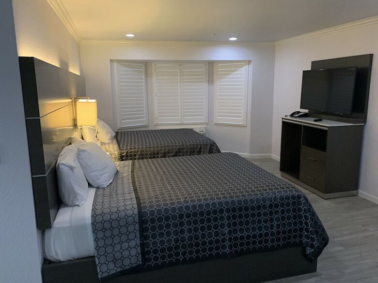 Hotel Mirage Inn And Suites