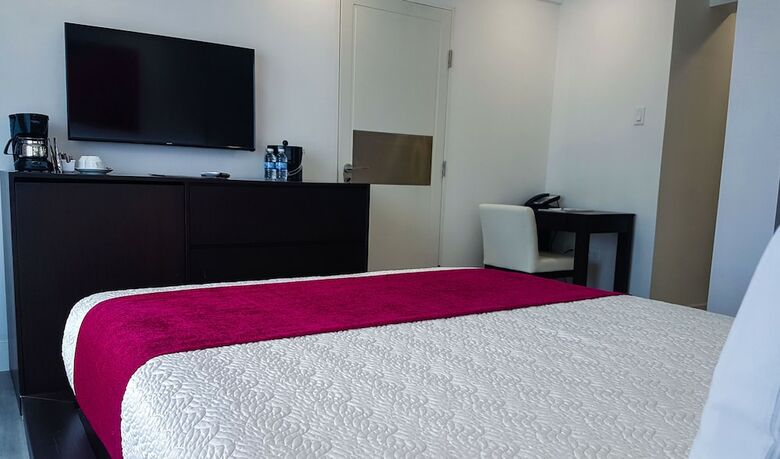 R Hotel Kingston