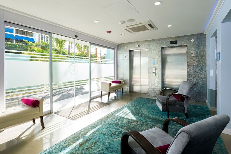 R Hotel Kingston