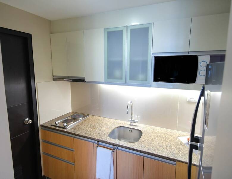 Aparthotel Csuites At 8 Newtown Residences