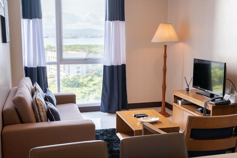 Aparthotel Csuites At 8 Newtown Residences