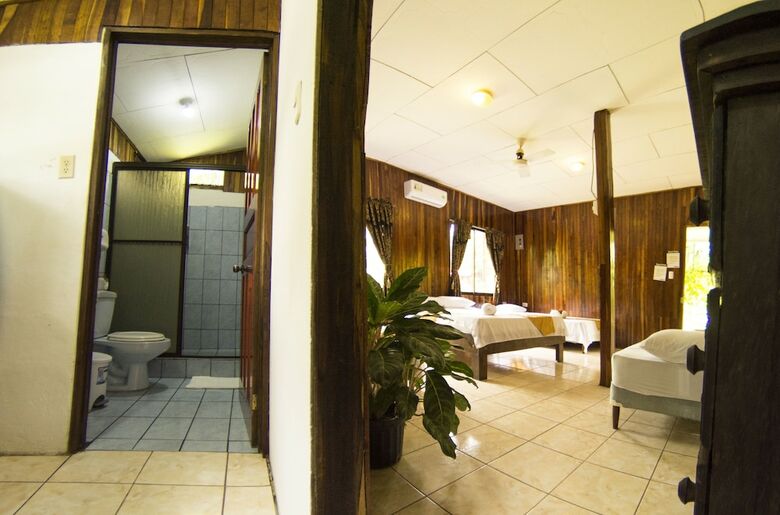 Hostal Manuel Antonio Hostel Resort