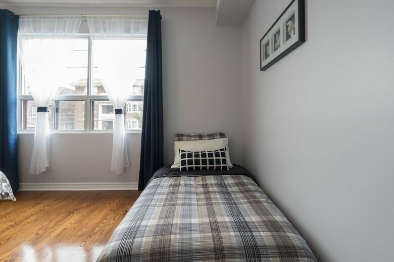 Applewood Suites - 4 Bdrm King West