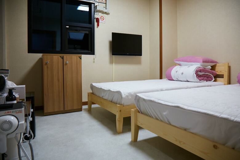 Hotel Ara & Maru Hostel