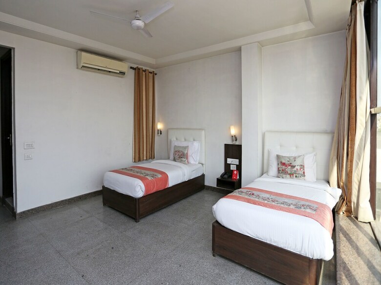Hotel Oyo 8536 Azad Square