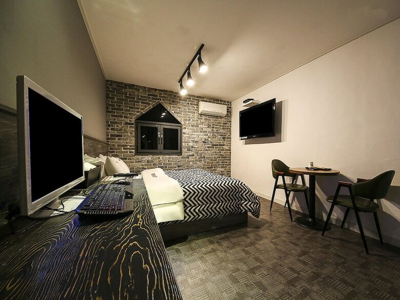 Fox Avenue Hotel