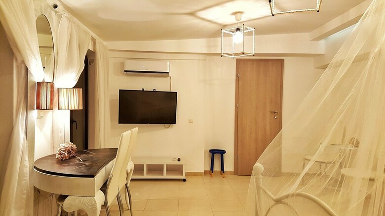 Bungalow White Apartments And Suites