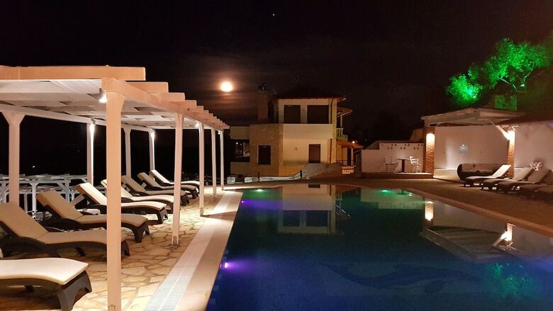 Bungalow White Apartments And Suites