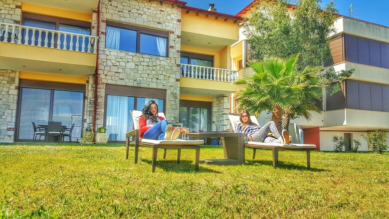 Bungalow White Apartments And Suites