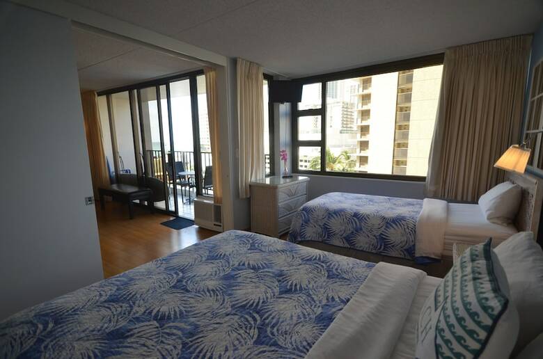 Waikiki Banyan #t1-910 By Redawning