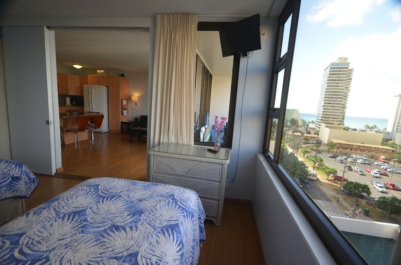 Waikiki Banyan #t1-910 By Redawning