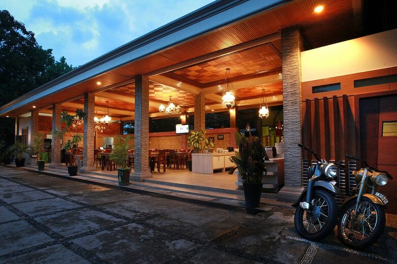 Green Tropical Village Hotel & Resort