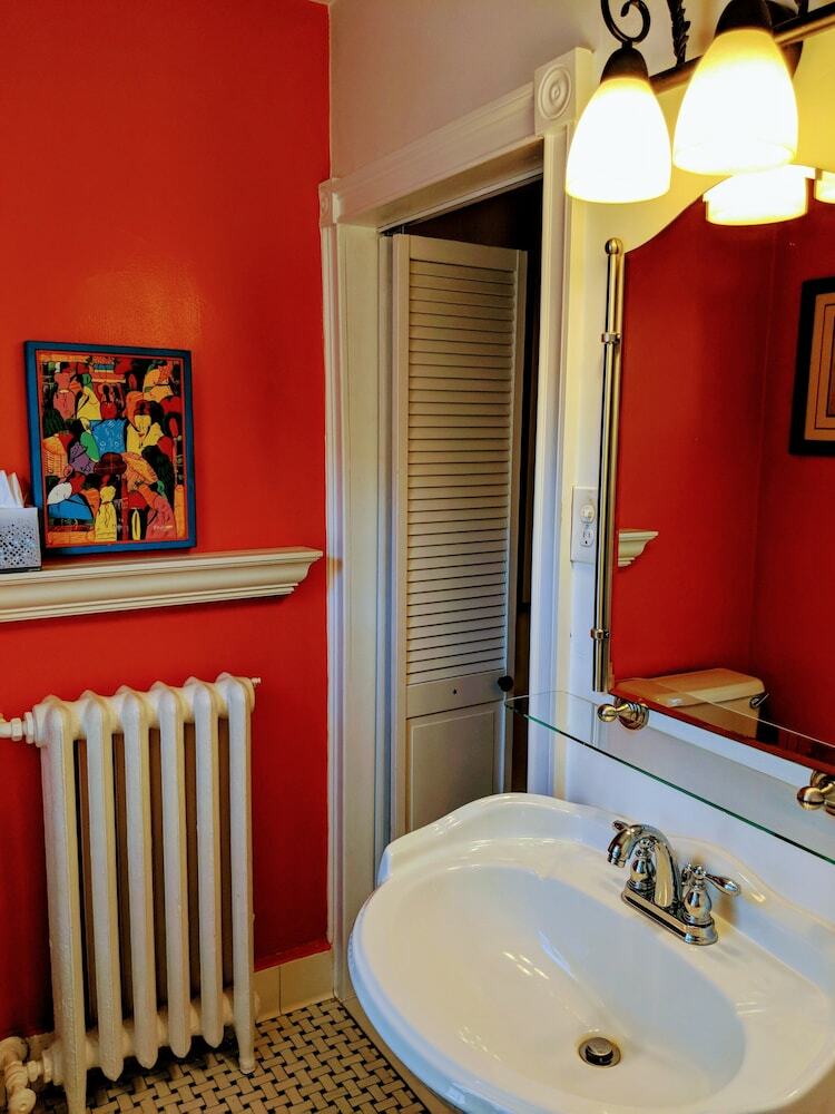 Posada Chelsea Pub & Inn