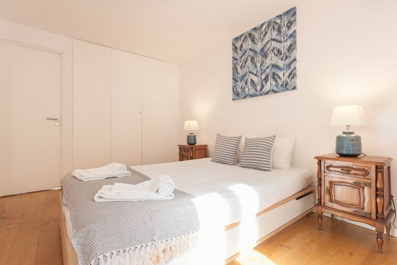 Moniz Blue One-bedroom Apartment - By Lu Holidays